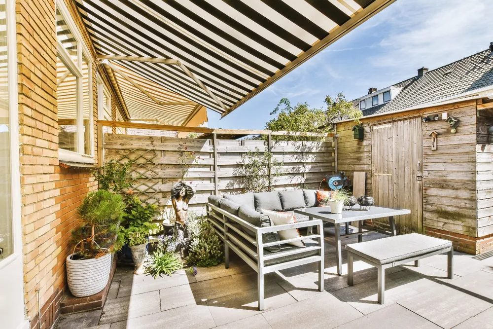 Smuk terrasse belagt med fliser i moderne design
